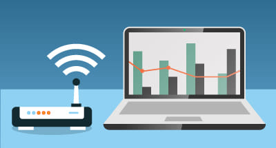 Zakelijk internetten met laptop en wifi router